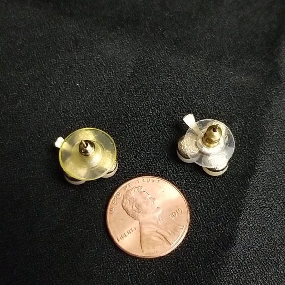 Goldtone pearl flower earrings - Picture 5 of 7